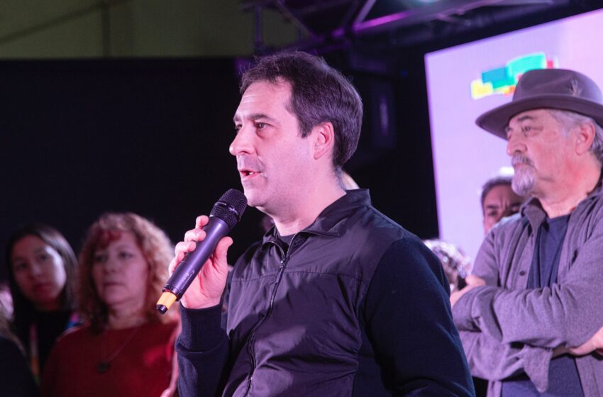  Juan Pablo Luque y Othar Macharashvili cerraron la 10ma Feria del Libro celebrando más de 150 mil asistentes en Comodoro