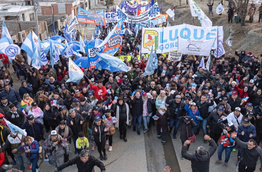  Juan Pablo Luque y Othar Macharashvili caminaron junto a 800 personas por los barrios altos de Comodoro