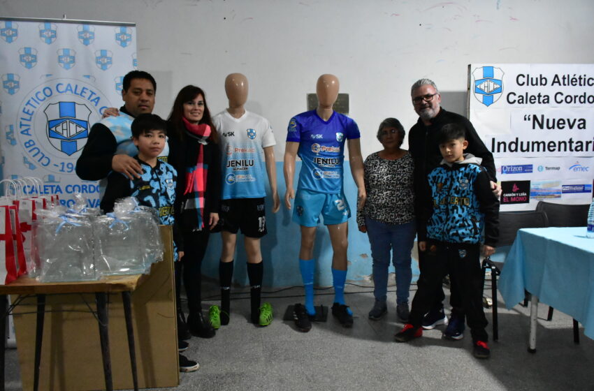  El club Caleta Córdova presentó su nueva indumentaria