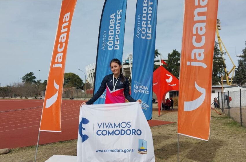 Mía Veuthey en el podio del Torneo Nacional de Clubes de Atletismo U-16