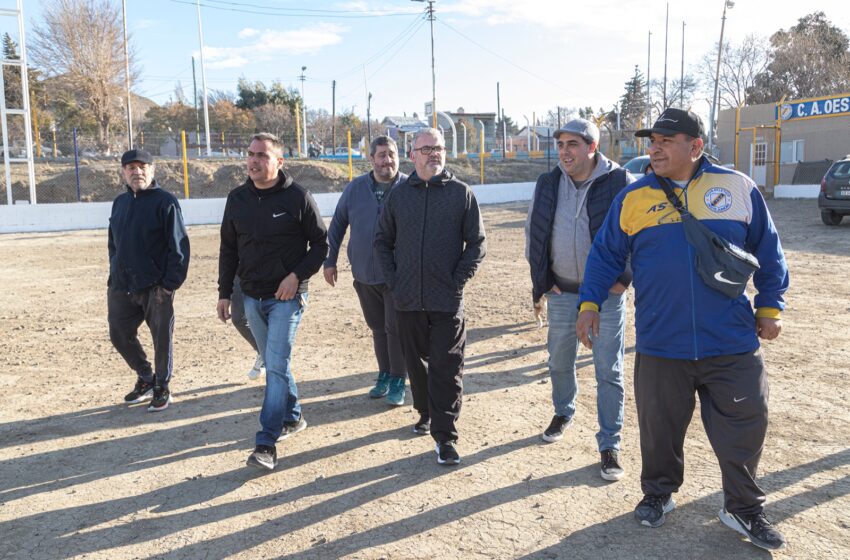  Avanzan las obras en la cancha de Oeste Juniors y empezará el resembrado del césped en Petroquímica