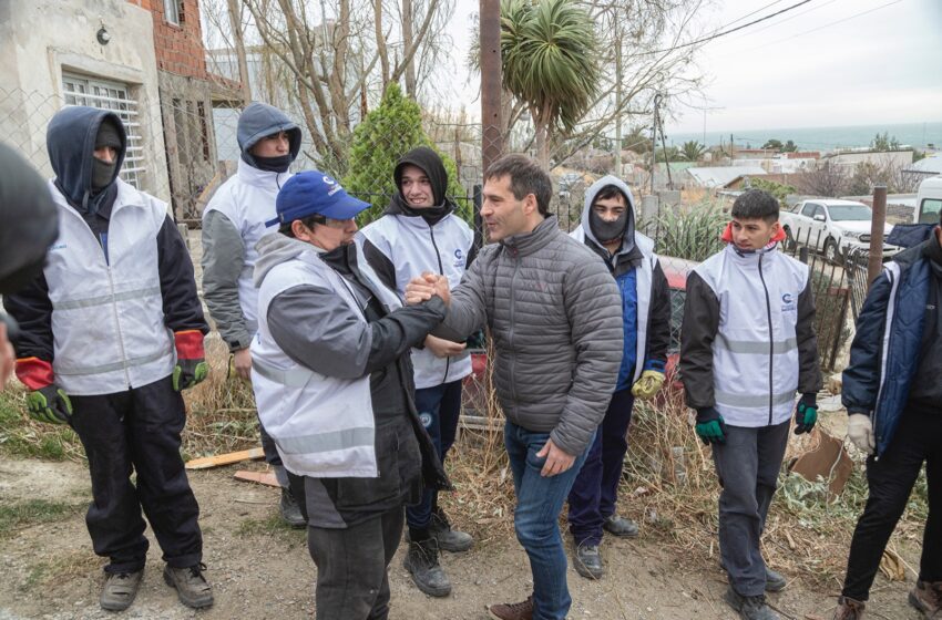  El intendente Luque cumplió con las primeras entregas de materiales a damnificados por el temporal de viento