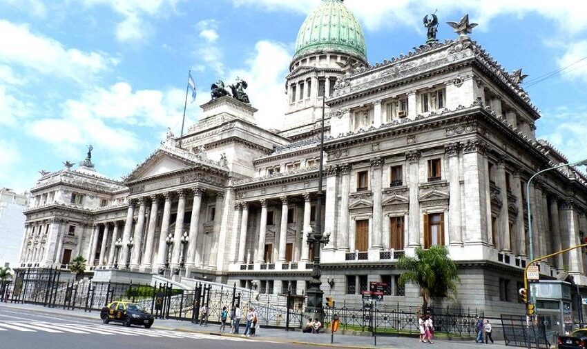 El Gobierno estima un crecimiento del 2,7% para 2024 y una baja de la inflación