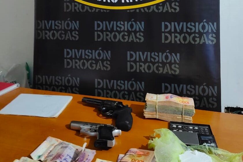  La Policía del Chubut secuestró 6 millones de pesos, armas y vehículos de alta gama en un importante operativo antidrogas en Comodoro Rivadavia