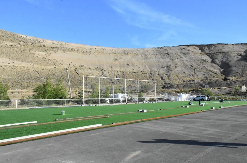  Calafate inició la colocación del nuevo césped sintético en su cancha de hockey