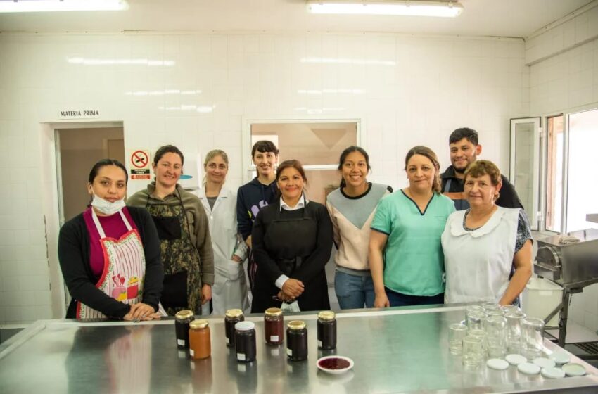  Alumnos del ISFD N°819 de Sarmiento visitaron la fábrica dulces