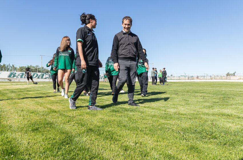  Con un fuerte apoyo del Municipio, el Club Petroquímica estrenará este domingo su renovada cancha de césped