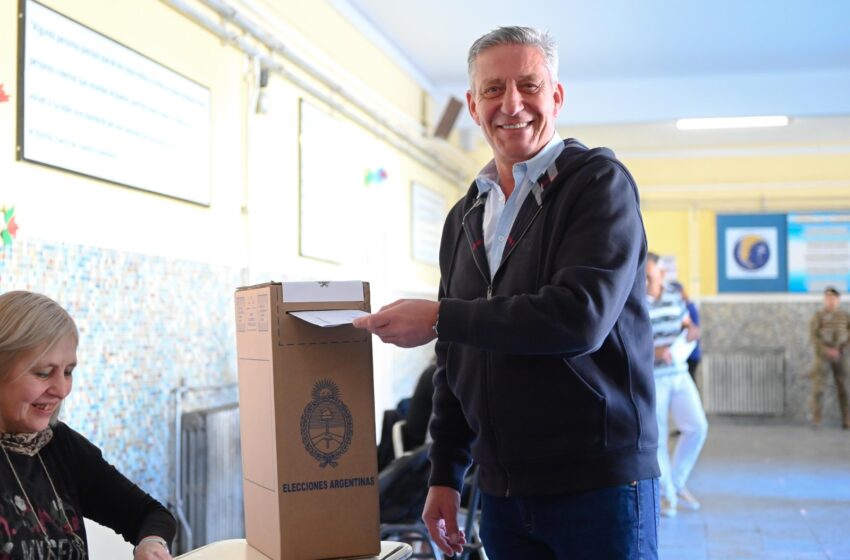  Arcioni emitió su voto: “Es un día histórico para el país”