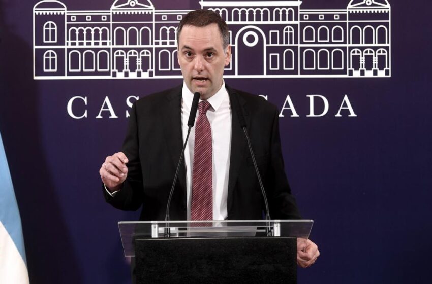  Adorni anunció la revisión de contratos y la «suspensión de la pauta en los medios por un año»