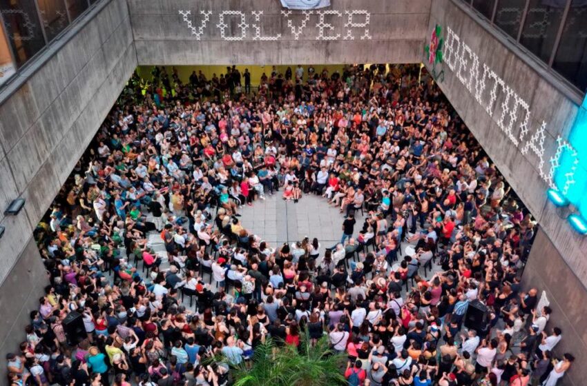  Personalidades de la cultura se congregaron en La Plata para repudiar el DNU