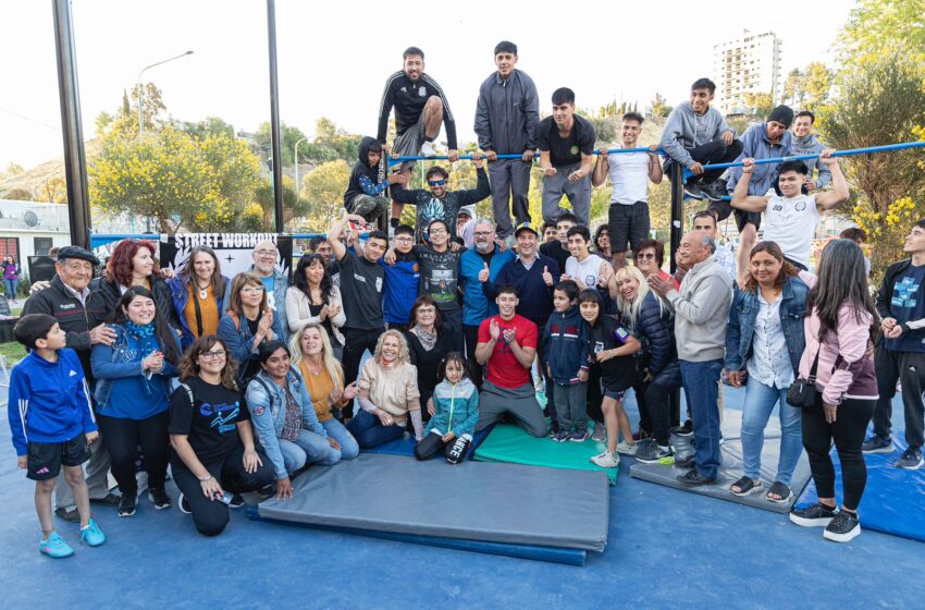  Luque inauguró la primera plaza de calistenia, una disciplina deportiva que se perfila para crecer en Comodoro