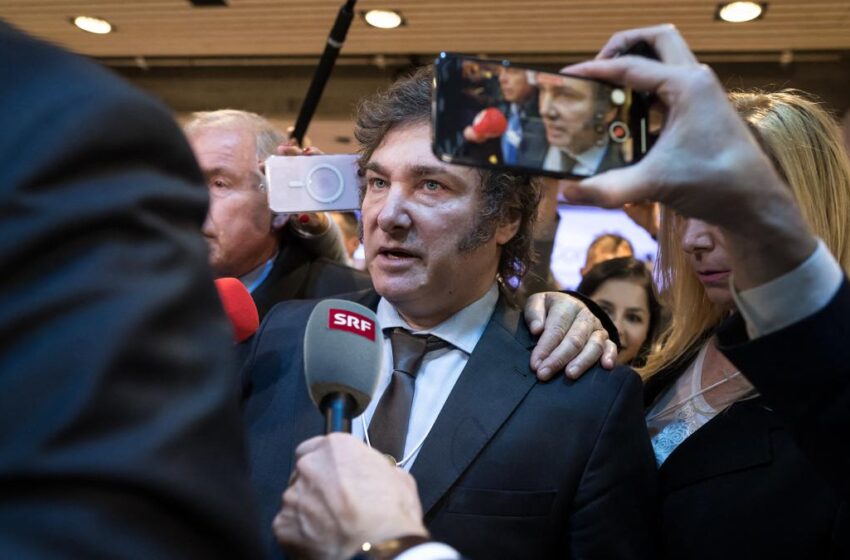  Milei llegó a Ezeiza tras su gira en Davos en la que dio detalles de su modelo de capitalismo