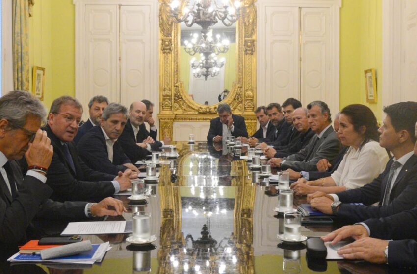  Caputo dijo que la «mitad del déficit está en las provincias» y pidió apoyo a los empresarios