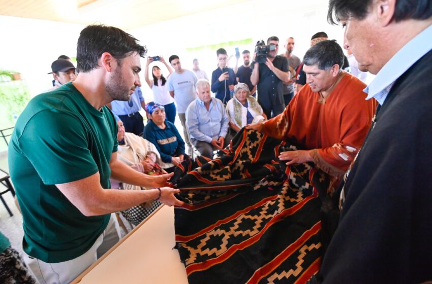  El gobernador entregó la custodia del poncho de Inacayal a comunidades originarias: “Es un símbolo de la unión y el respeto entre los pueblos”