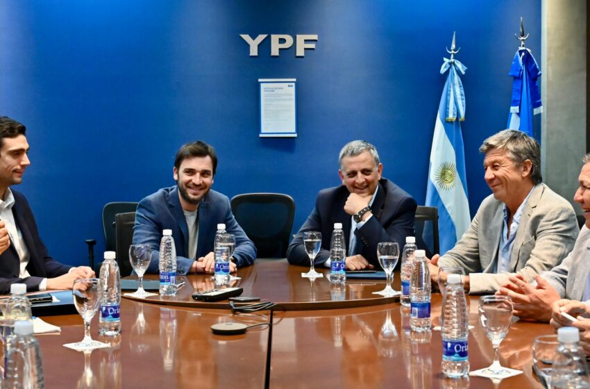  Torres se reunió con el presidente de YPF y obtuvo el compromiso de que se mantendrán los puestos de trabajo