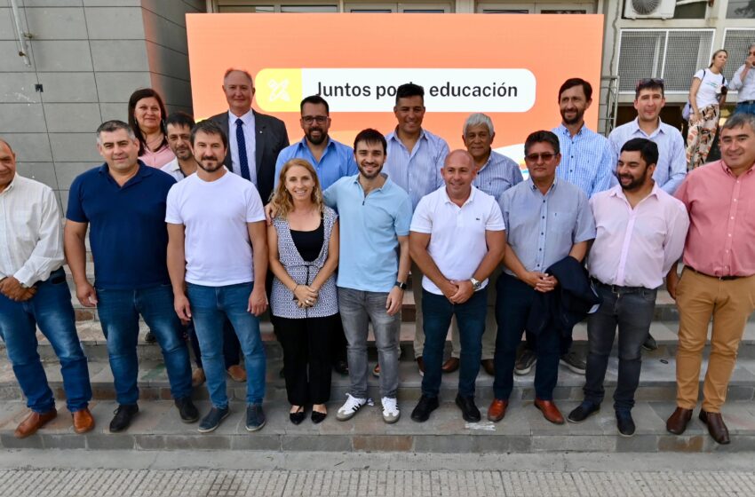  En medio de un multitudinario apoyo, Torres presentó la Ley de Profesionalidad Docente