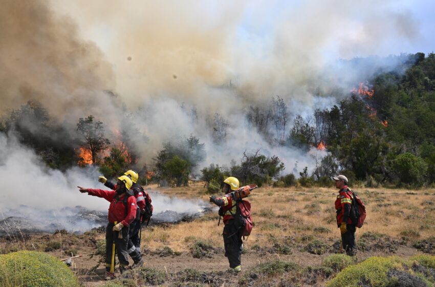  Provincia mantiene un amplio despliegue de recursos para contener el incendio en la Cordillera