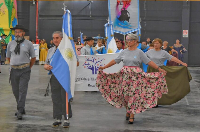  El domingo 21 de abril se llevará a cabo el segundo encuentro regional de danzas folklóricas, bajo el lema “Volver a empezar – ¡Folklore SI, Penas! NO”. El mismo, tendrá lugar en el Centro Cultural de Comodoro Rivadavia, a partir de las 11:00 horas.