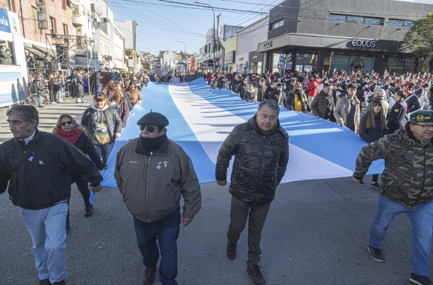  Comodoro se vistió de celeste y blanco en el 214° Aniversario de la Revolución de Mayo