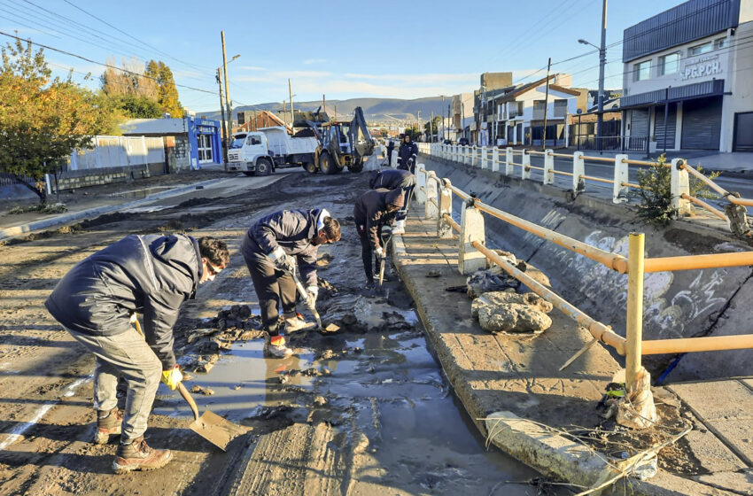  Con la llegada de las lluvias se refuerzan las tareas de recuperación de la trama vial de Comodoro