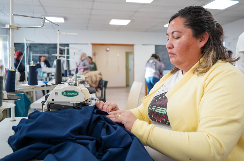  El Centro de Promoción Laboral de Divina Providencia avanza en la confección de indumentaria para empleados municipales