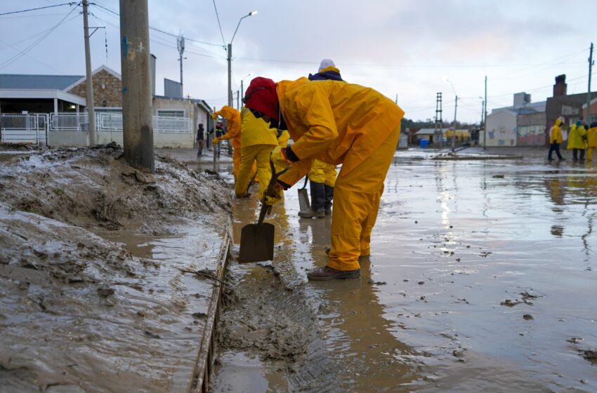  Fuerte trabajo para destapar pluviales y garantizar los accesos a los barrios