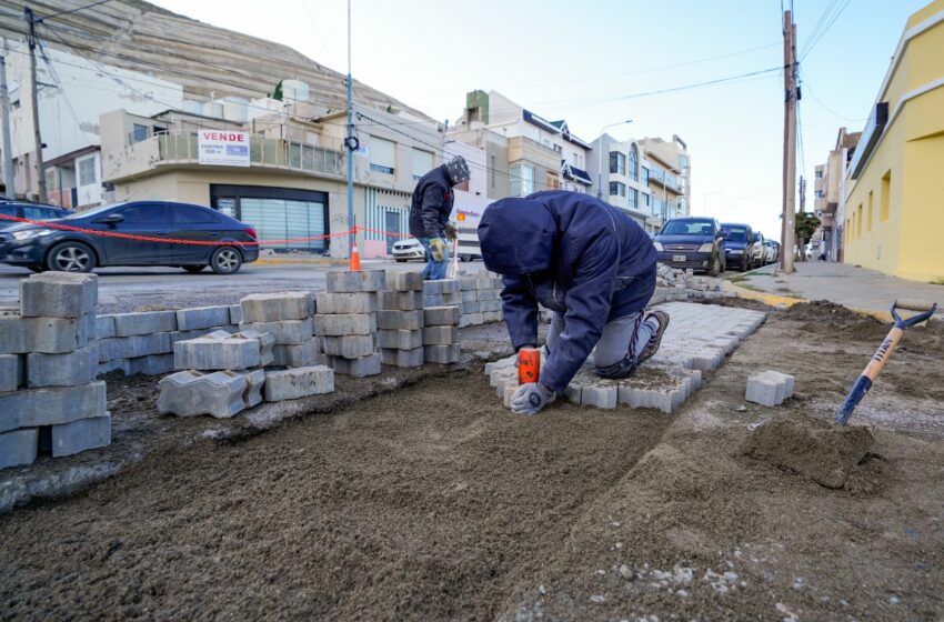  El Municipio realiza tareas de bacheo en la calle 25 de Mayo