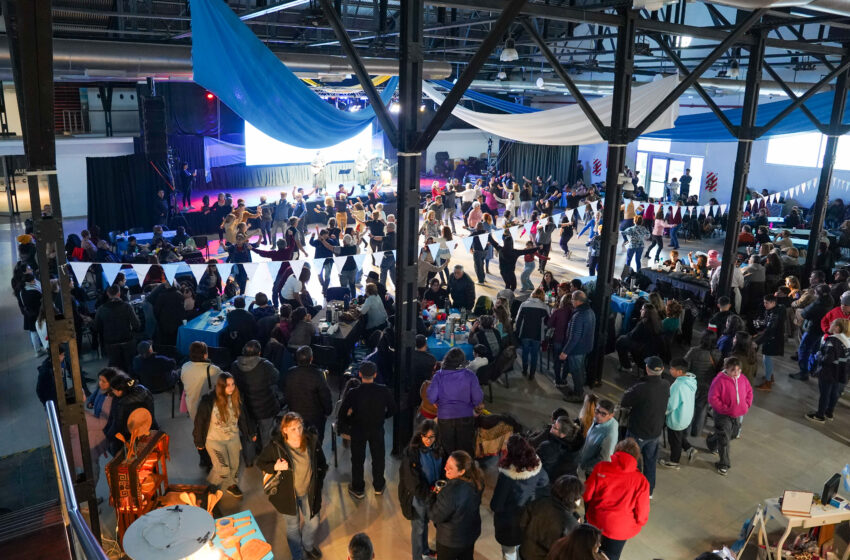  Los festejos por el Día de la Independencia culminaron con una multitudinaria Peña Patriótica