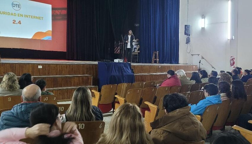  Provincia ofreció charla de seguridad en internet destinada a familias