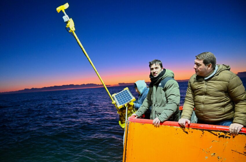  Torres participó de la instalación de una boya oceanográfica en Rawson junto a investigadores de la UNPSJB