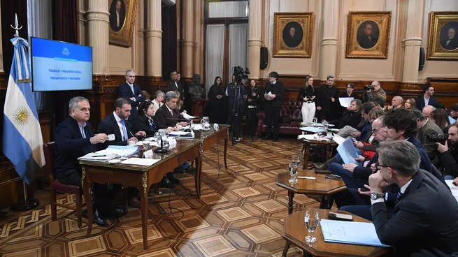  Senadores de la oposición aceleran la aprobación de reforma jubilatoria