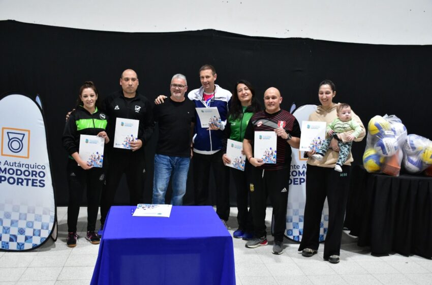  Comodoro Deportes entregó material deportivo para el vóley y newcom