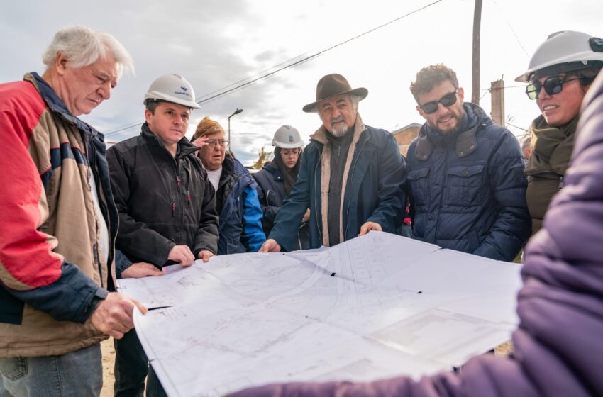  Othar recorrió las obras de gas y cloacas que beneficiarán a más de 200 familias de la zona norte de Comodoro