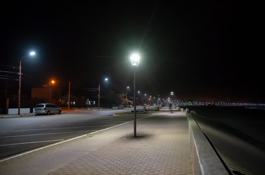  La SCPL junto a la Municipalidad de Rada Tilly avanzan con obras de luminarias LED