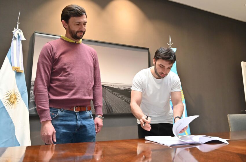  Torres y “Cano” Ingram firmaron un importante convenio para el adoquinado de diversas calles de Trevelin