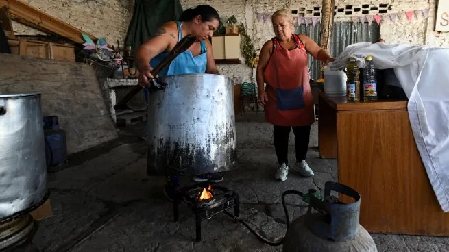  La pobreza escaló al 52,9% en el primer semestre de gestión de Javier Milei: ya afecta a casi 25 millones de argentinos