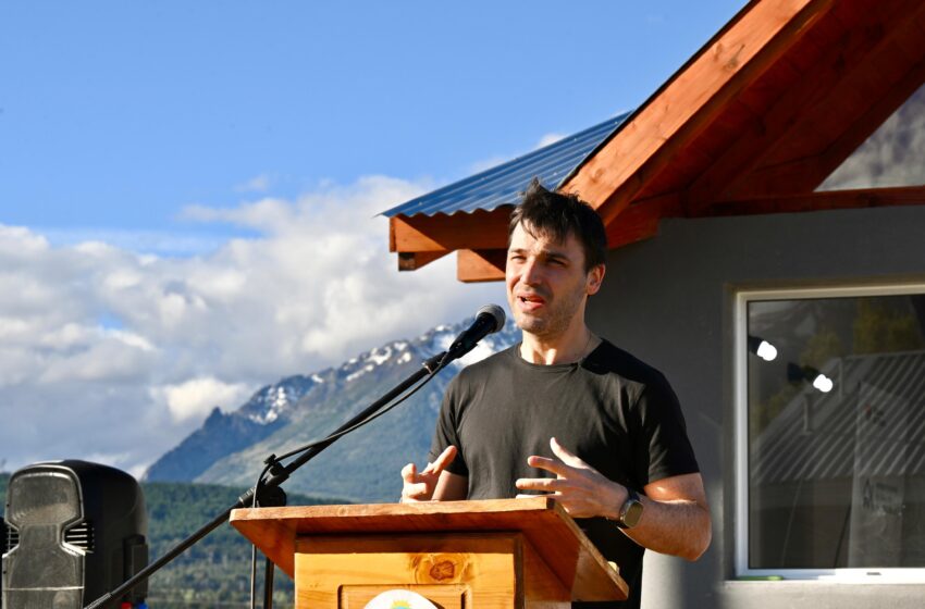 Torres entregó viviendas en Epuyén: «Nos llena de orgullo formar parte de este sueño»