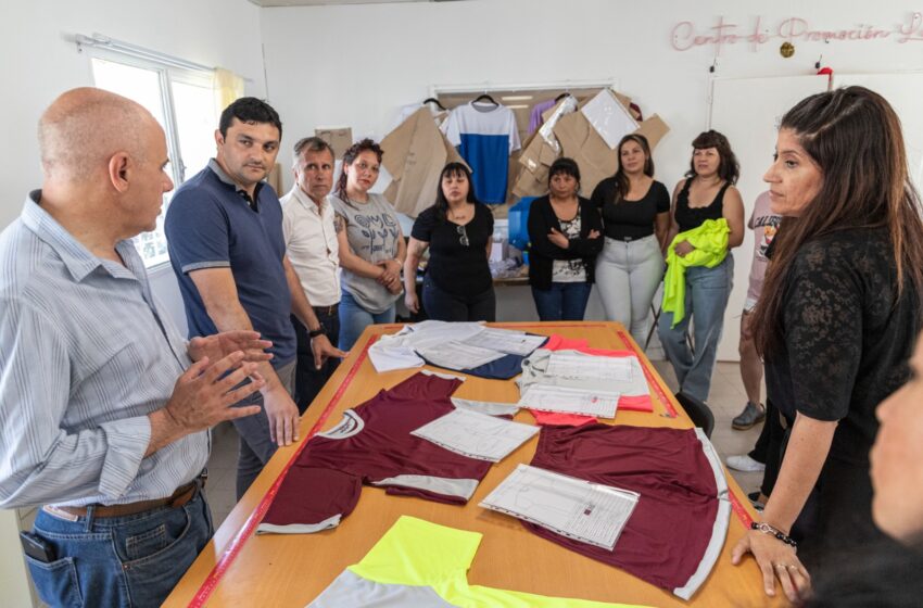  El Centro de Promoción Laboral presentó la ropa deportiva que confecciona para clubes de Comodoro