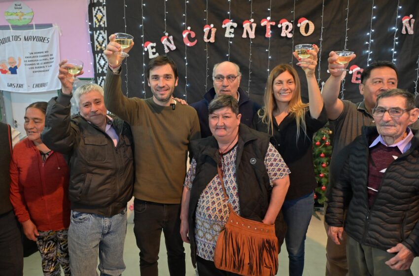  Torres y Papaiani compartieron un agasajo de fin de año junto a personas mayores de la Meseta