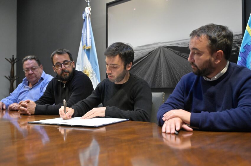  Torres firmó el inicio de importante obra para Esquel que «garantizará el acceso al agua por los próximos 20 años»