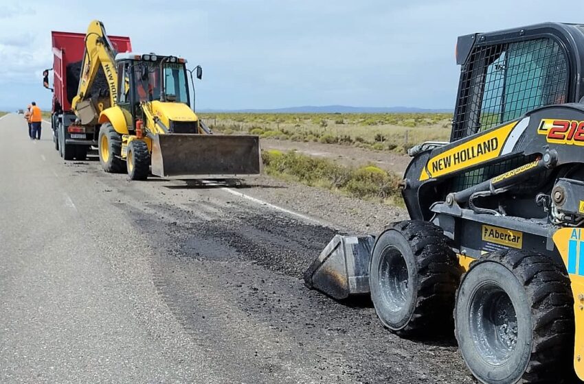  SE REALIZARON TAREAS DE BACHEO EN LA RN40, EN EL ACCESO A RIO MAYO