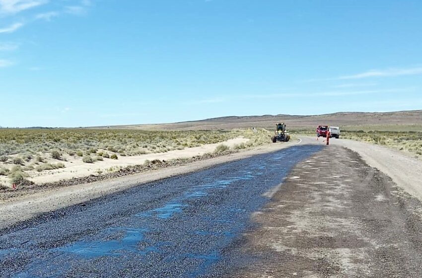  SE REALIZAN TRABAJOS DE BACHEO EN LA RN 26, A LA ALTURA DE LA “CURVA DEL LAGO”, EN SARMIENTO