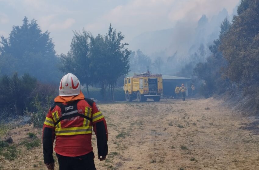  Más de 400 personas y un importante despliegue de medios aéreos participan del operativo coordinado por el Gobierno Provincial para controlar el incendio en la zona de Epuyén