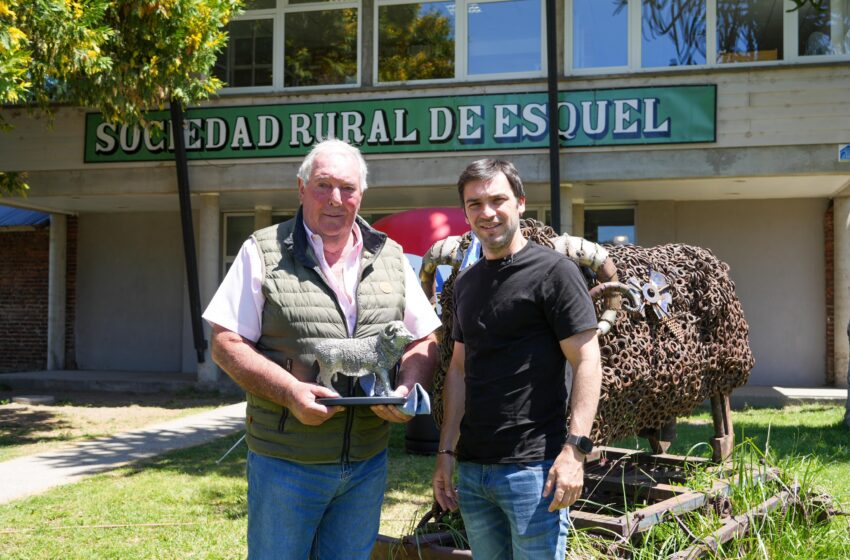  Torres visitó la Sociedad Rural de Esquel en el año de los festejos por su centenario, y acompañó el cierre de una nueva edición de la ExpoOvina