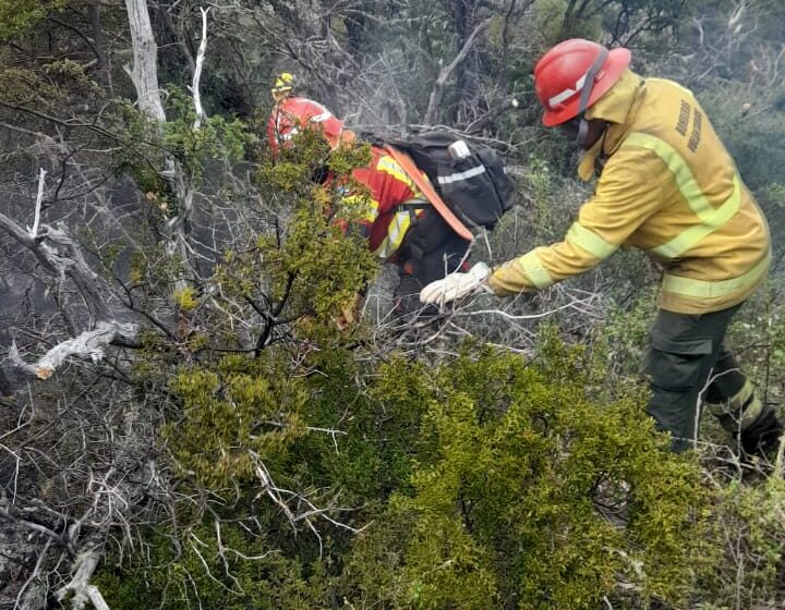  Con brigadistas, equipamiento y medios aéreos, Provincia sigue trabajando para controlar los incendios en la cordillera