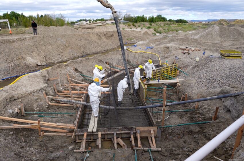  Othar recorrió la obra del puente peatonal del barrio La Cantera de Km. 8