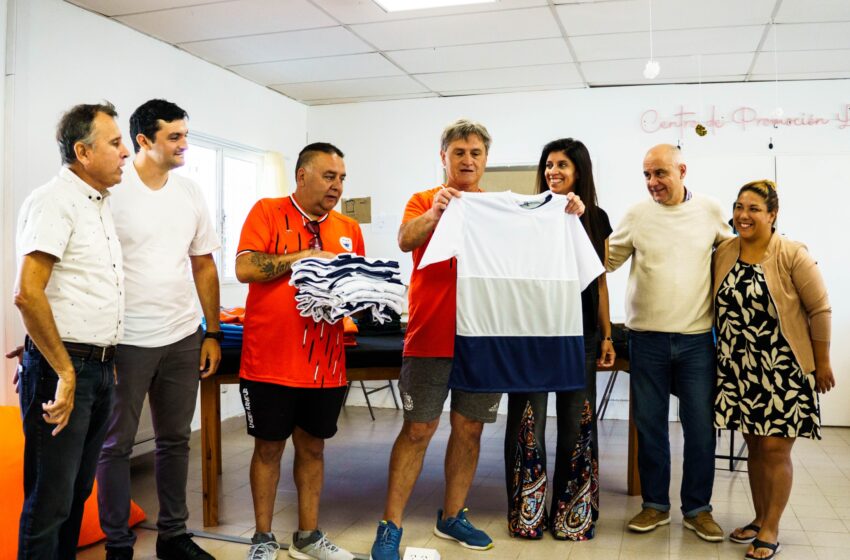  El Centro Laboral Textil entregó indumentaria deportiva a 9 clubes de Comodoro