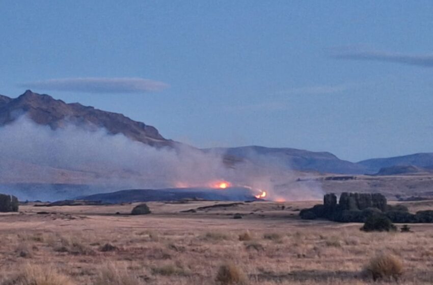  Provincia activó un fuerte operativo para controlar incendio forestal en la zona de Trevelin