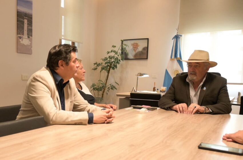  Othar se reunió con el decano de la Facultad de Ciencias Económicas de la universidad local