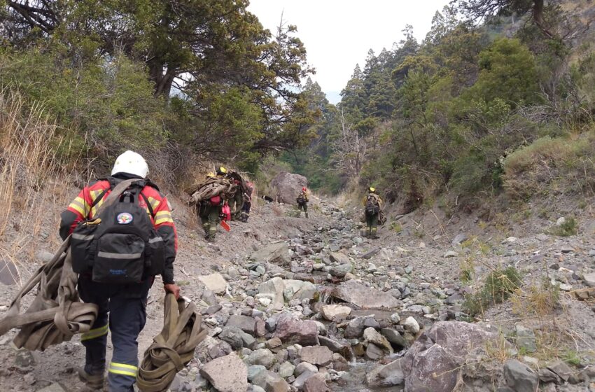  Cerca de 100 personas y medios aéreos intervienen en el operativo para sofocar el incendio forestal en la zona de Trevelin